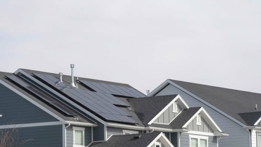 can solar energy power your home's air conditioner? gray home with solar panels on roof